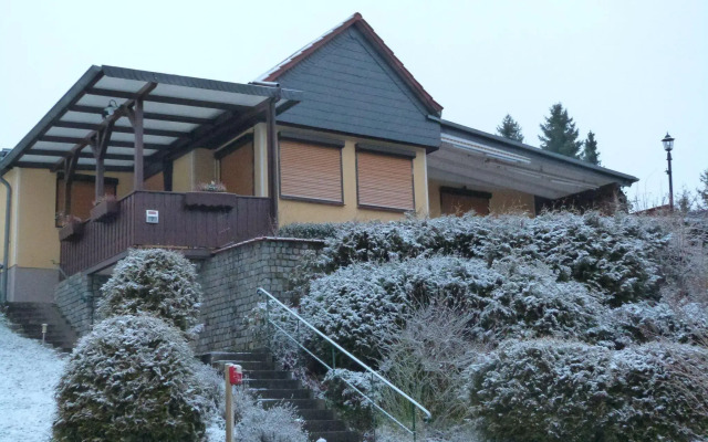 Cozy Holiday Home in Güntersberge with Lake View