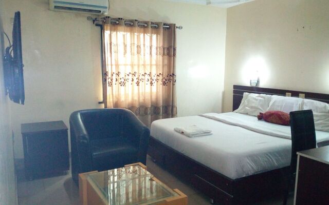 D'Czars Hotel & Suites