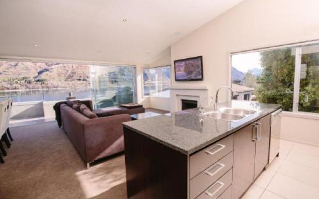 Lakeview Heights Luxury Apartment 2