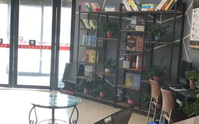 Shell Xinyang Huangchuan Country Railway Station Hotel