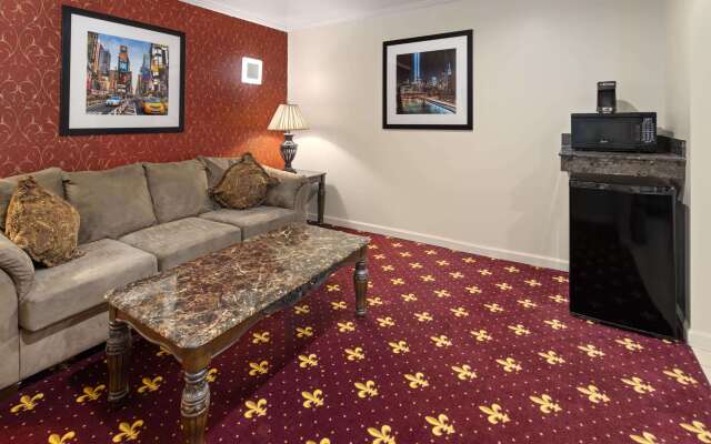 Travelodge by Wyndham Manhasset