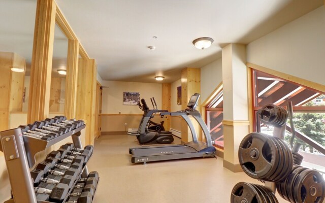 Spacious Top Floor Condo With Awesome Views and Vaulted ceilings - CS425 by Redawning