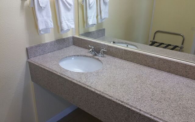 Rodeway Inn Kansas City Downtown Area