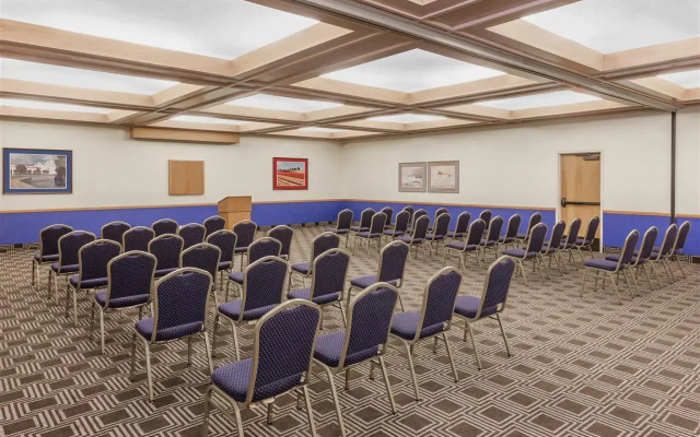 Super 8 by Wyndham Oceanside Marty's Valley Inn