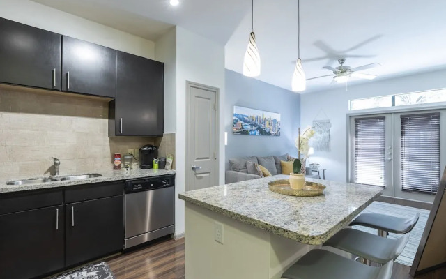 Luxurious & Cozy Midtown Texas Condo