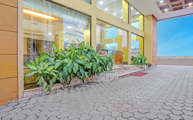 Fabhotel The Royal Plaza