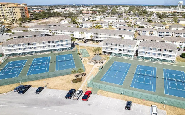 8226 is an upstairs pet friendly studio located in Sandpiper Cove by RedAwning