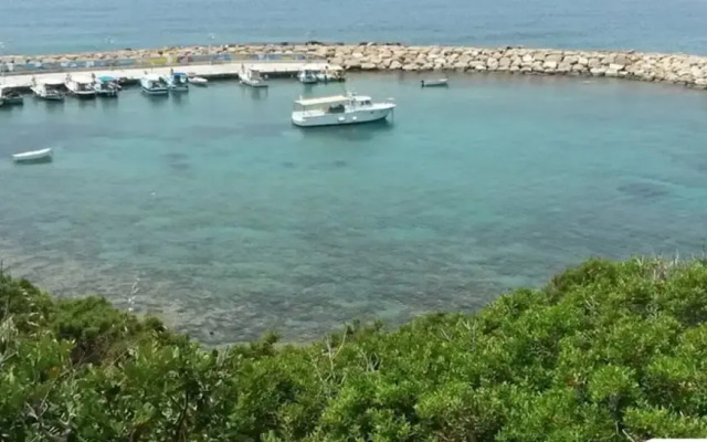Coral Bay Villa - Sleeps 6 - Pool - Parking