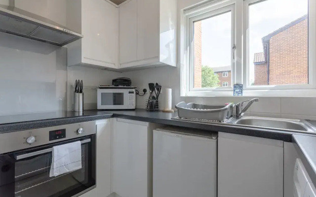 1 Bedroom Apartment Near Surrey Quays