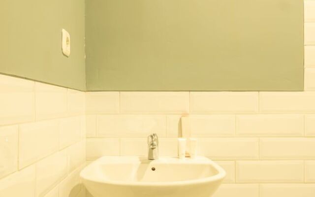 RedDoorz Plus @ Doorman Guest House