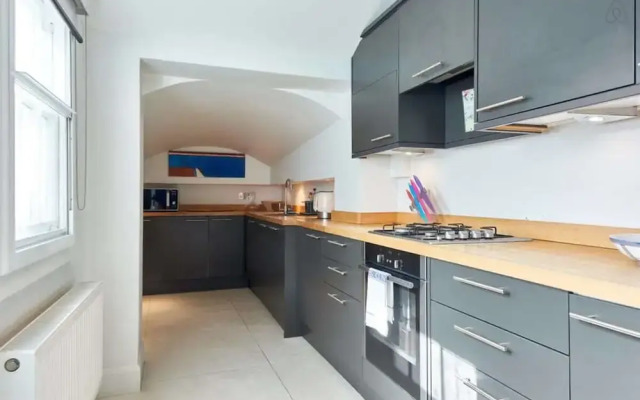 3bed, 2bath Kensington Flat W/garden 1min to Tube