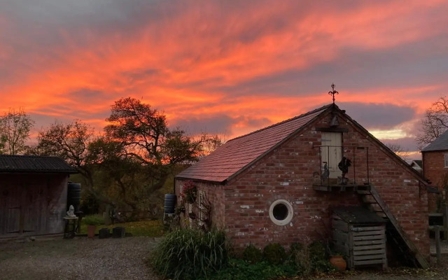 Little Pentre Barn with seasonal Swimming Pool
