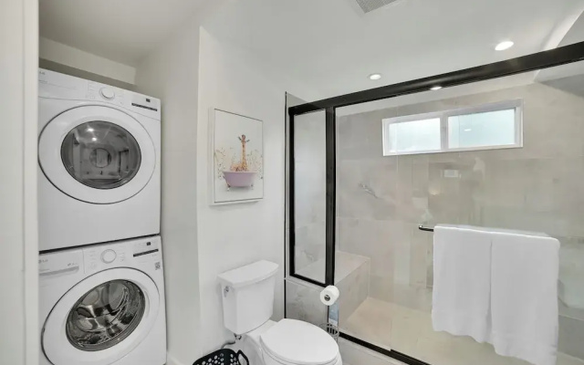 Brand-New Chic Nest In Prime Location