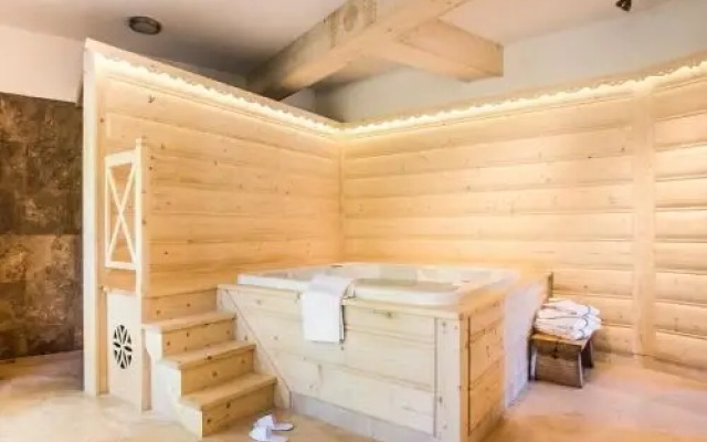 Rezydencja Gaudi SPA z kominkiem