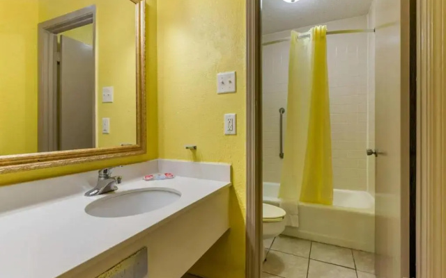 Travelers Inn Douglas By OYO US-441