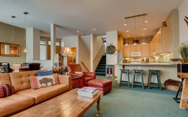 1-1220 Lionsridge Loop 3B
