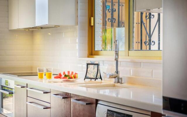 Villa Mimosa sleeps 8 with Guest house.