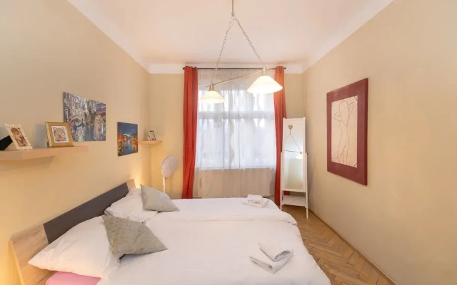 Castle View Spacious Apartment