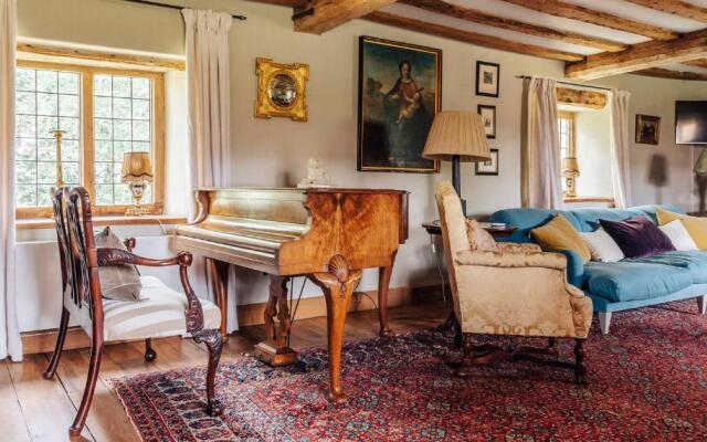 Lavish Tudor Estate Gardens - Sleeps 25