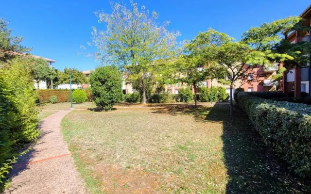 T2 jardinet avec piscine, parking et tennis