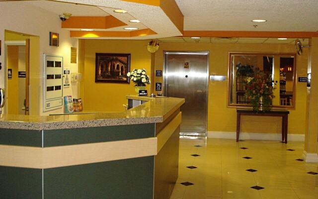 Hometown Inn & Suites Jacksonville - Butler Blvd./Southpoint