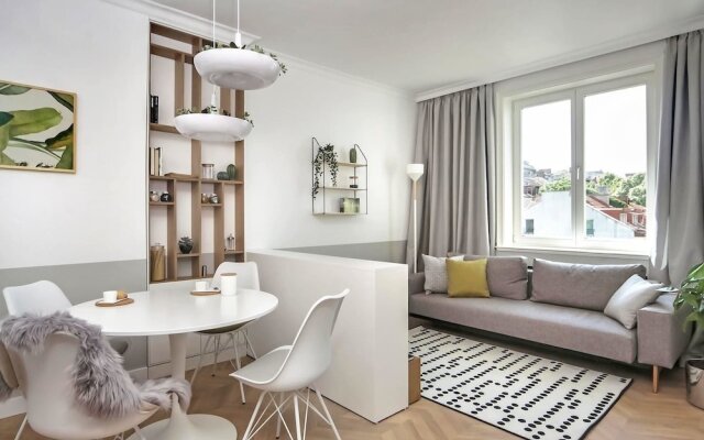 FM Luxury 1-BDR Apartment with Balcony - Cosy Home