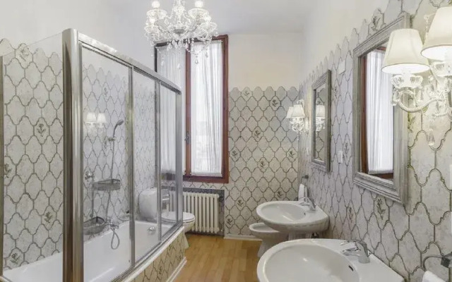 San Marco Luxury Canal View Apartments
