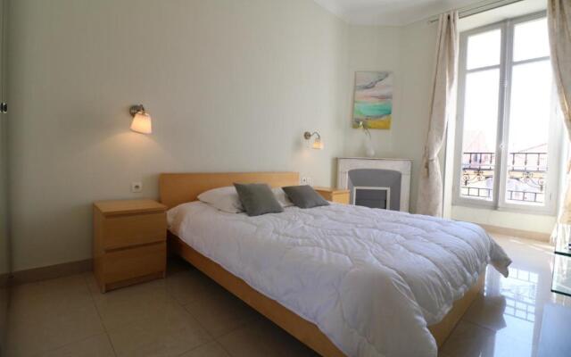 2 Bedroom Forville. 8 Mins From the Palais. 328