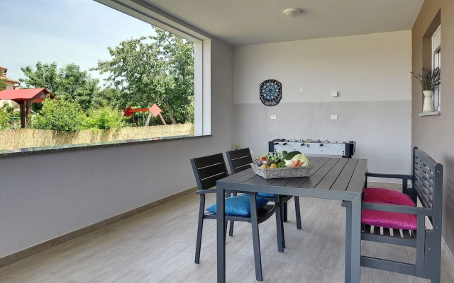 Modern Villa in Pula With Garden