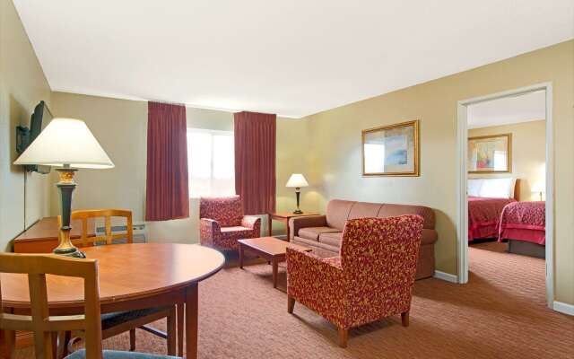 Days Inn and Suites by Wyndham St. Louis/Westport Plaza