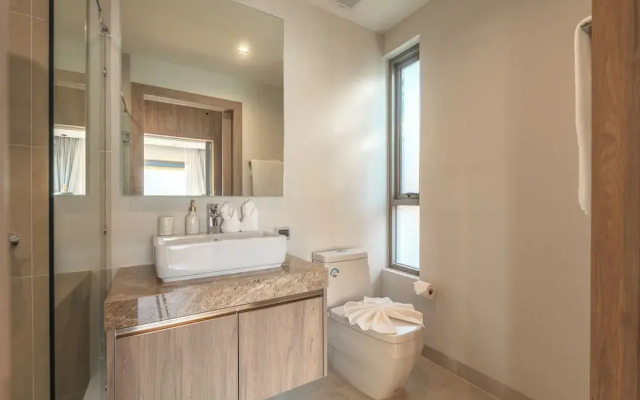 Near Beach & Famous Boat Ave V217