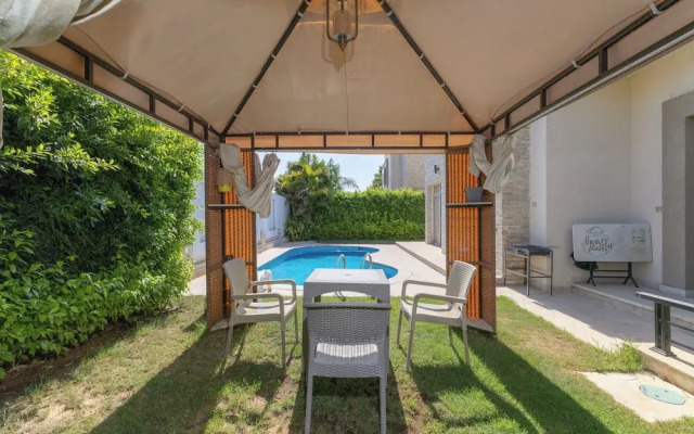 Villa With Private Pool In Beverly Hills