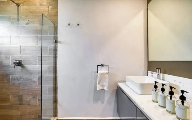 Chic PH Haven with rooftop By Tasman