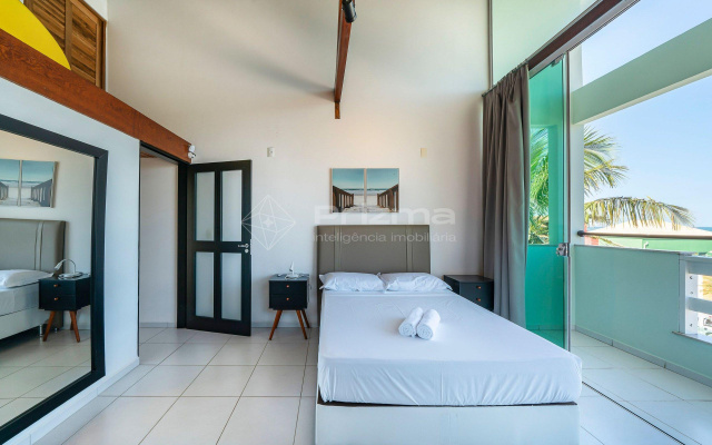 Casa em quatro ilhas com sacada com vista para o mar.