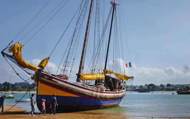 Comfortable Holiday Home, Near Ploubazlanec Beach