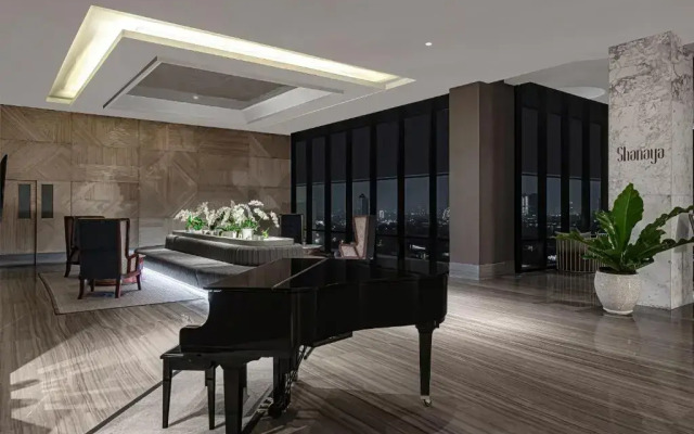 Whiz Luxe Hotel Spazio Surabaya
