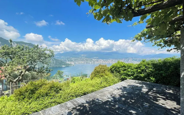 Romantic Lake View With Garden
