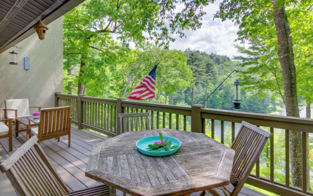 High-end Sapphire Retreat on Fairfield Lake!