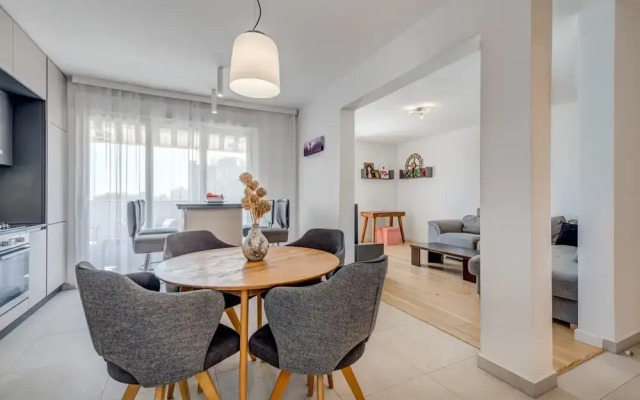 Modern 90 m2 apt With Balcony w the sea View
