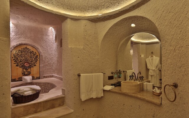 Romance Cave Suites