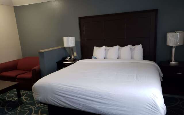 Days Inn & Suites by Wyndham Cleburne TX