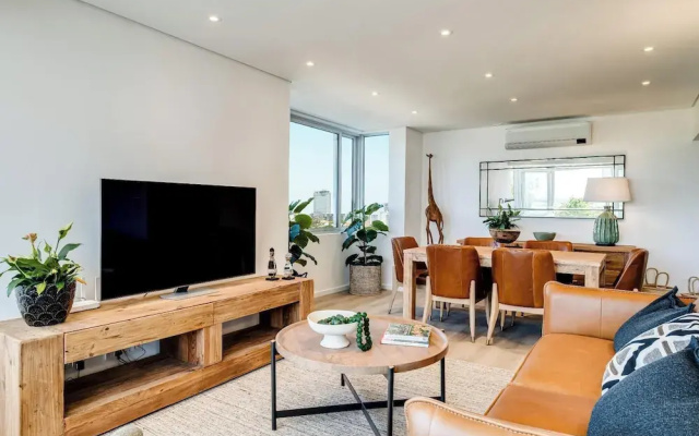 2bed Mouille Point Apartment w Amazing Cape Views