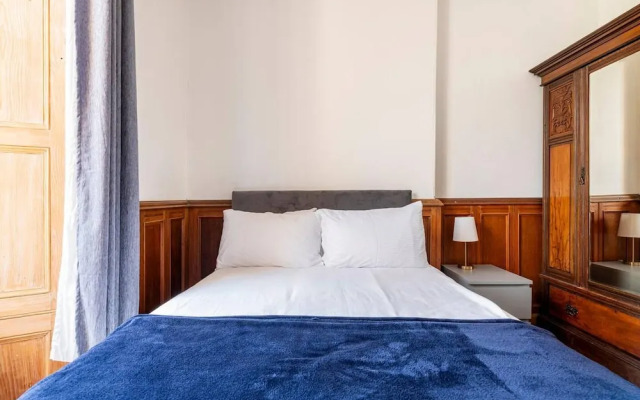 Stunning 5 Bedroom Large Apartment With Parking