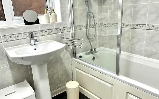 3 Bedroom Homely Retreat Near Slough