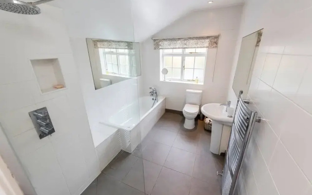 Delightful 2-bed Home, Fulham