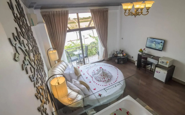 Adore Hotel