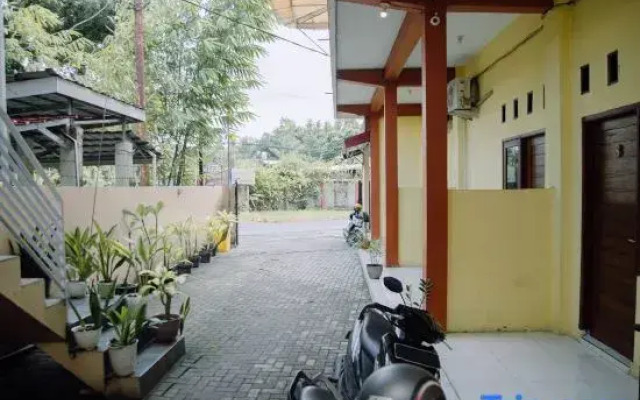 RedDoorz @ Hening Homestay