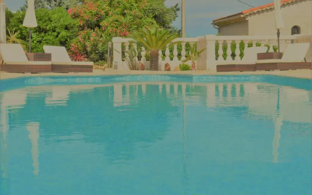 Villa La Terre Des Lauriers B&B