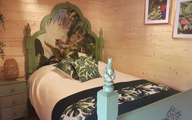 Cabin set in a Beautiful Romantic Tropical Garden