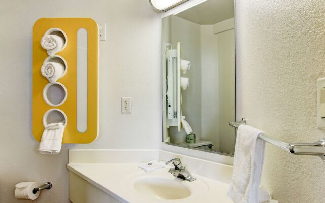 Super 8 by Wyndham Aurora East